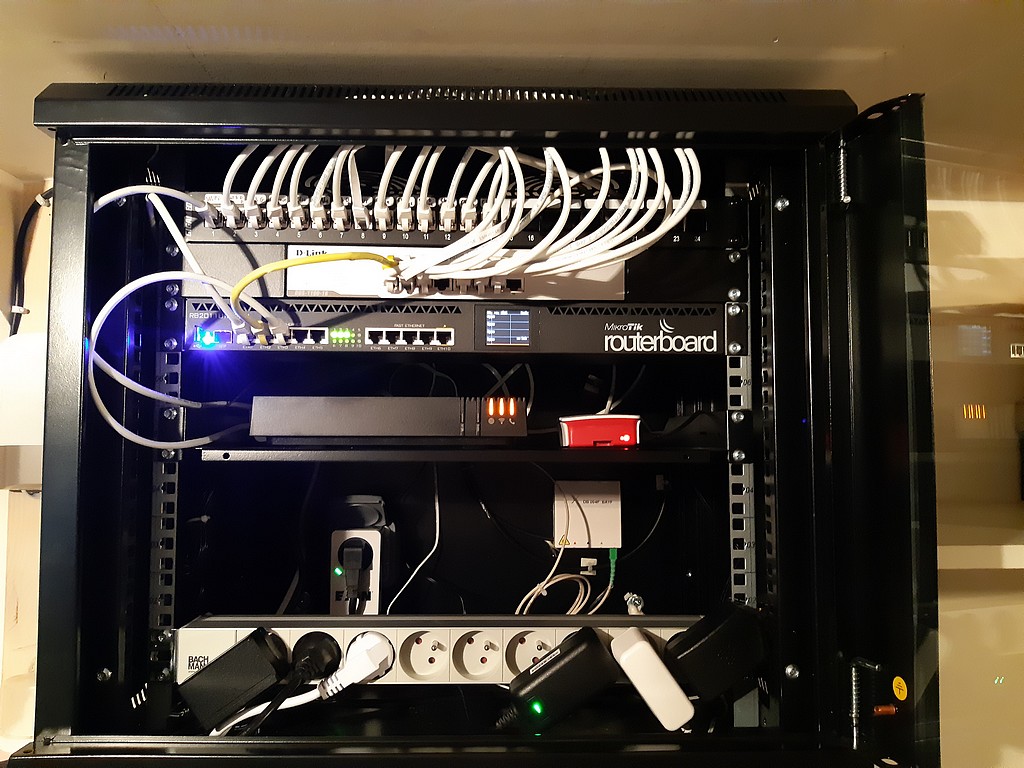 Installation alarme, domotique et réseau informatique dans maison existante à Goux les Usiers